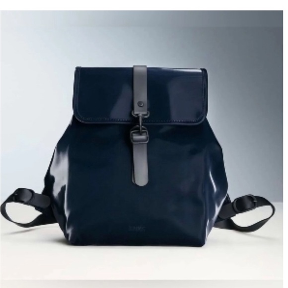 NWOT Rains Bucket Bag Backpack in Ink Patent Blue with Shine RARE